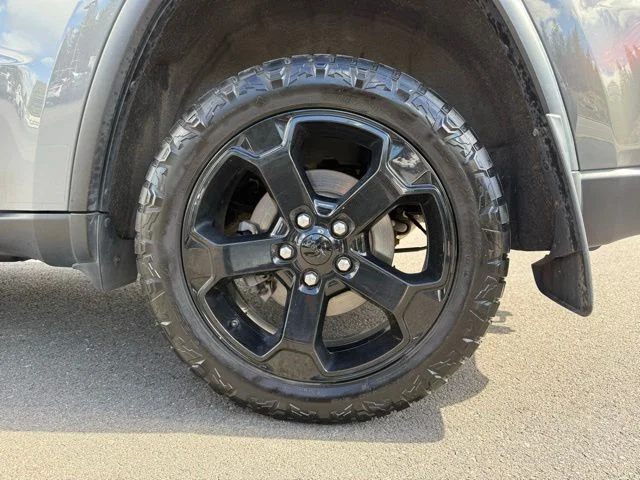Used 2019 Sting Gray Clearcoat Jeep Laredo image 8