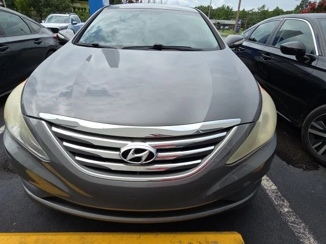 Used 2014 Gray Hyundai SE image 1
