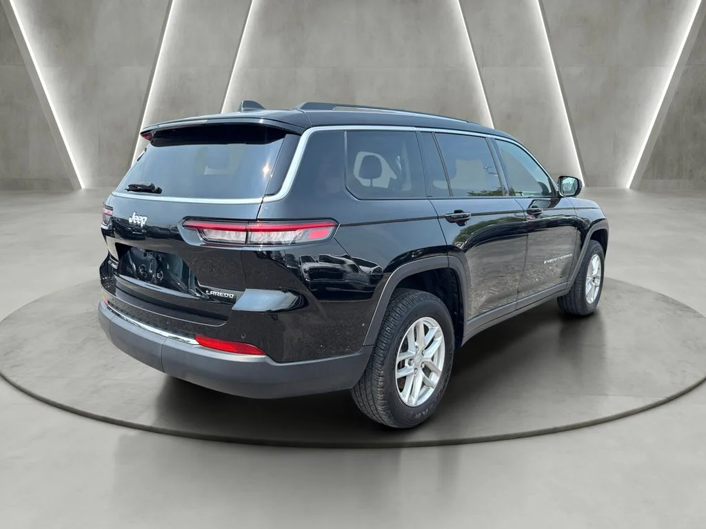 Used 2022 Black Jeep Laredo image 7