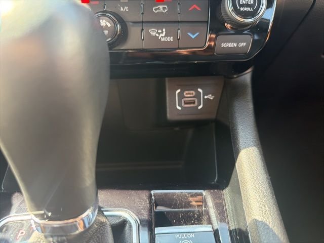 Used 2024 White/off-white Jeep Limited image 19