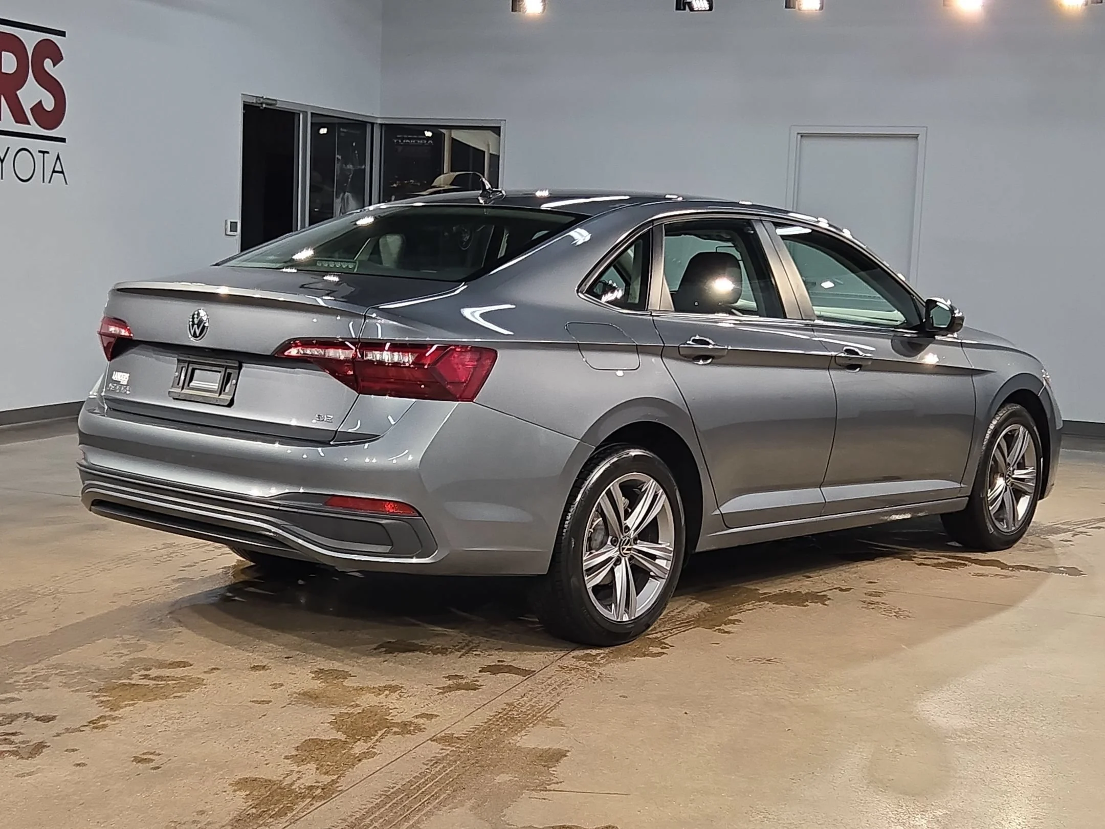 Used 2024 Platinum Gray Metallic Volkswagen SE image 7