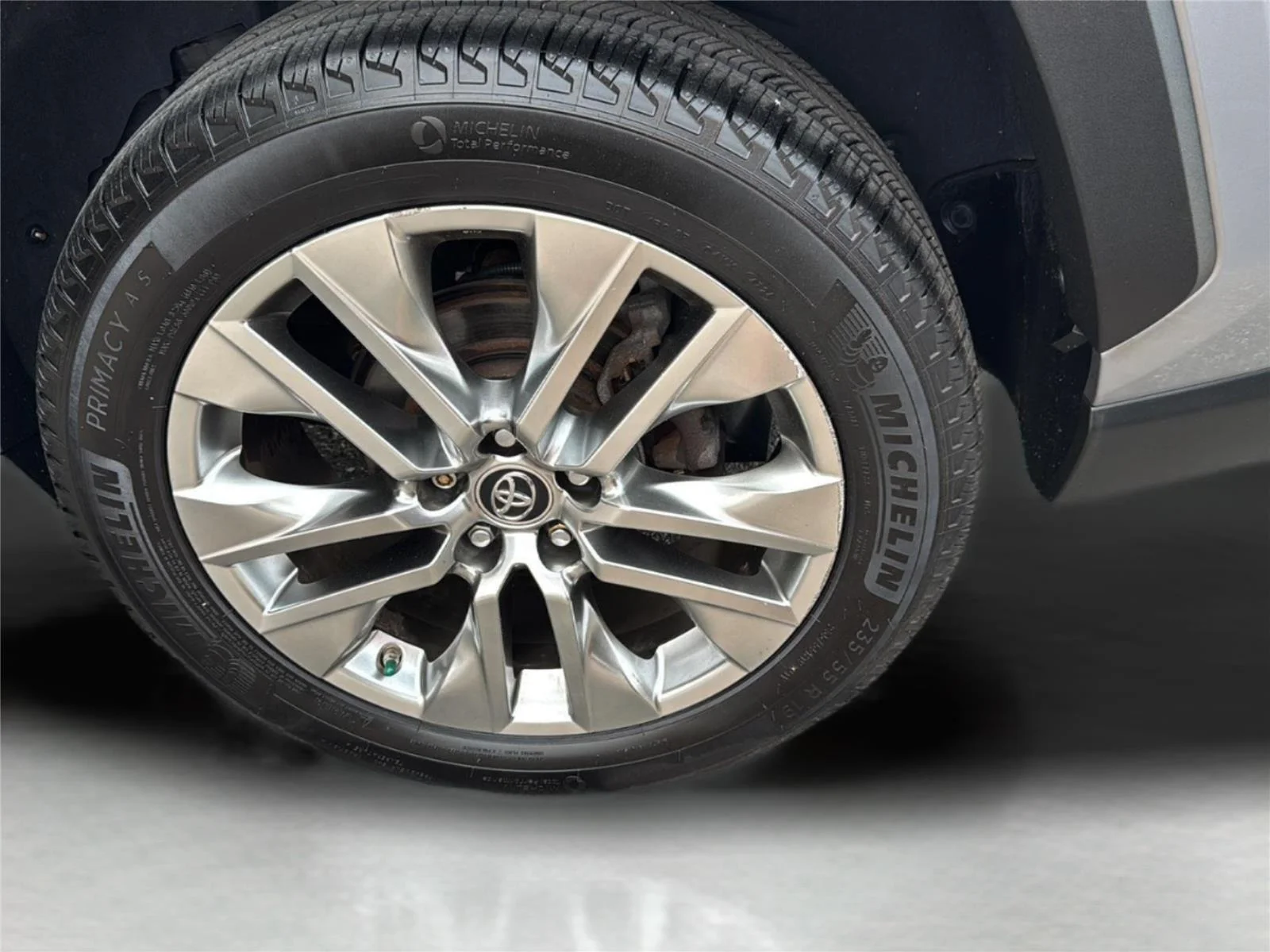 Used 2019 Silver Sky Metallic Toyota XLE Premium image 26