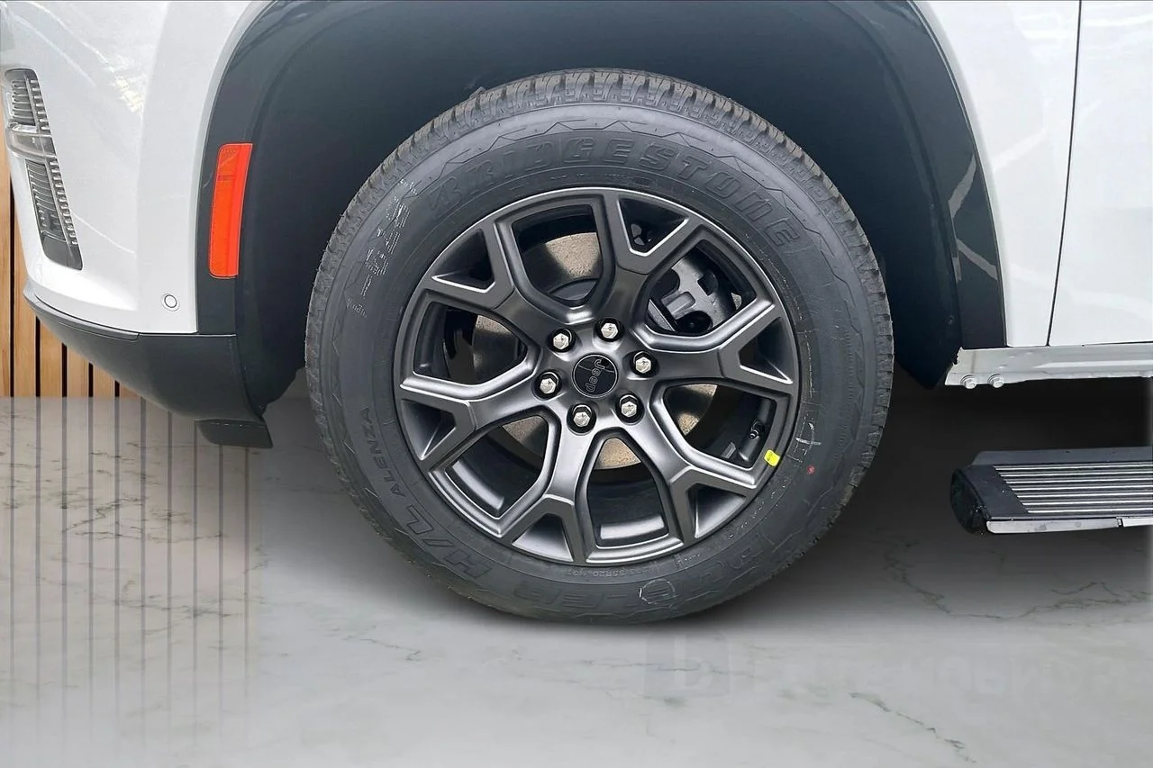New 2026 Bright White Clear-Coat Exterior Paint Jeep Limited Altitude image 35