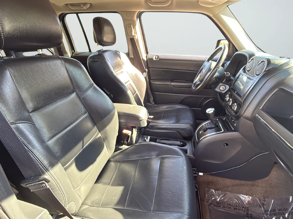Used 2016 Gray Jeep Latitude image 27