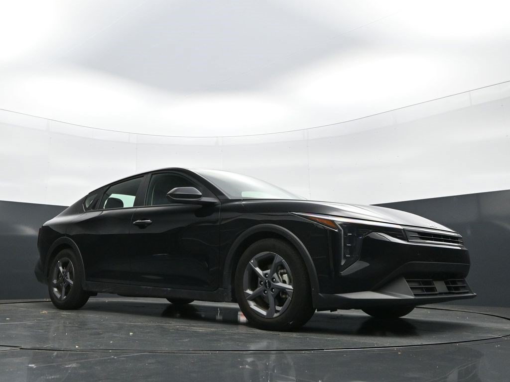 Used 2025 Aurora Black Pearl Kia LXS image 32