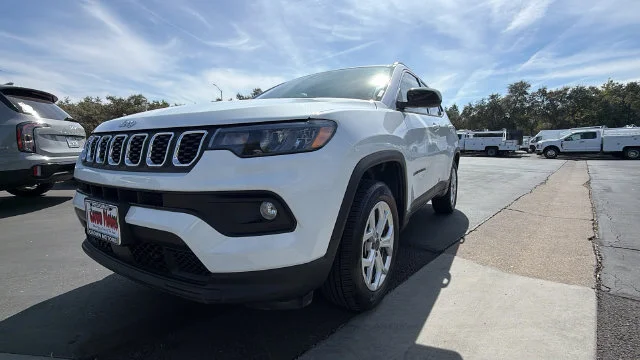 Used 2025 White Jeep Latitude image 9