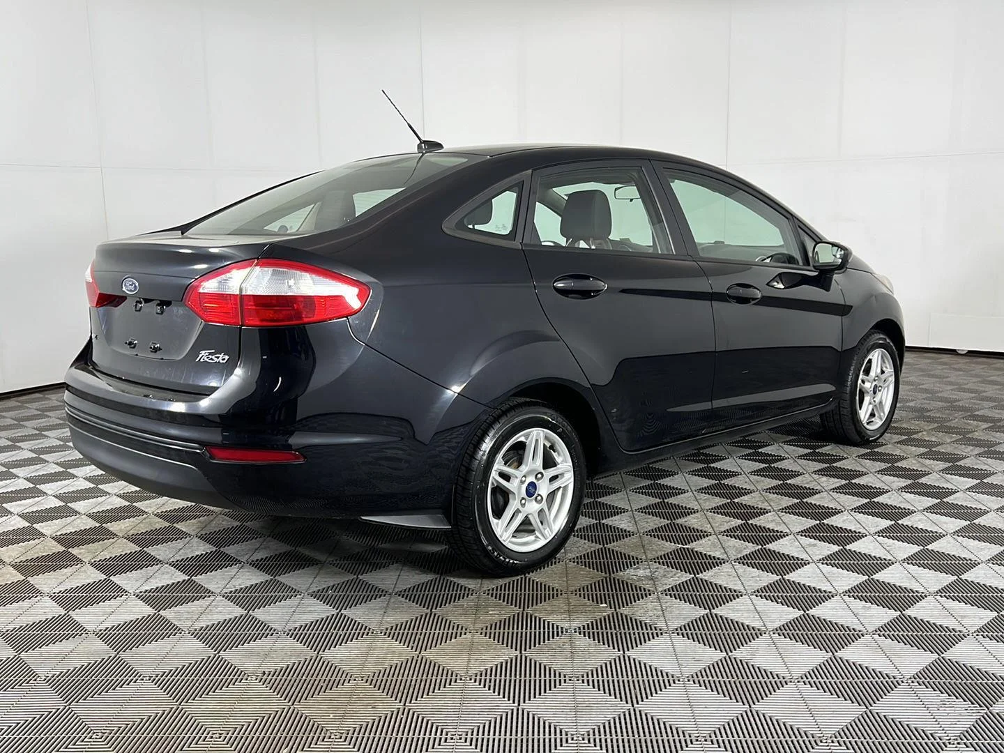 Used 2019 Shadow Black Ford SE image 3