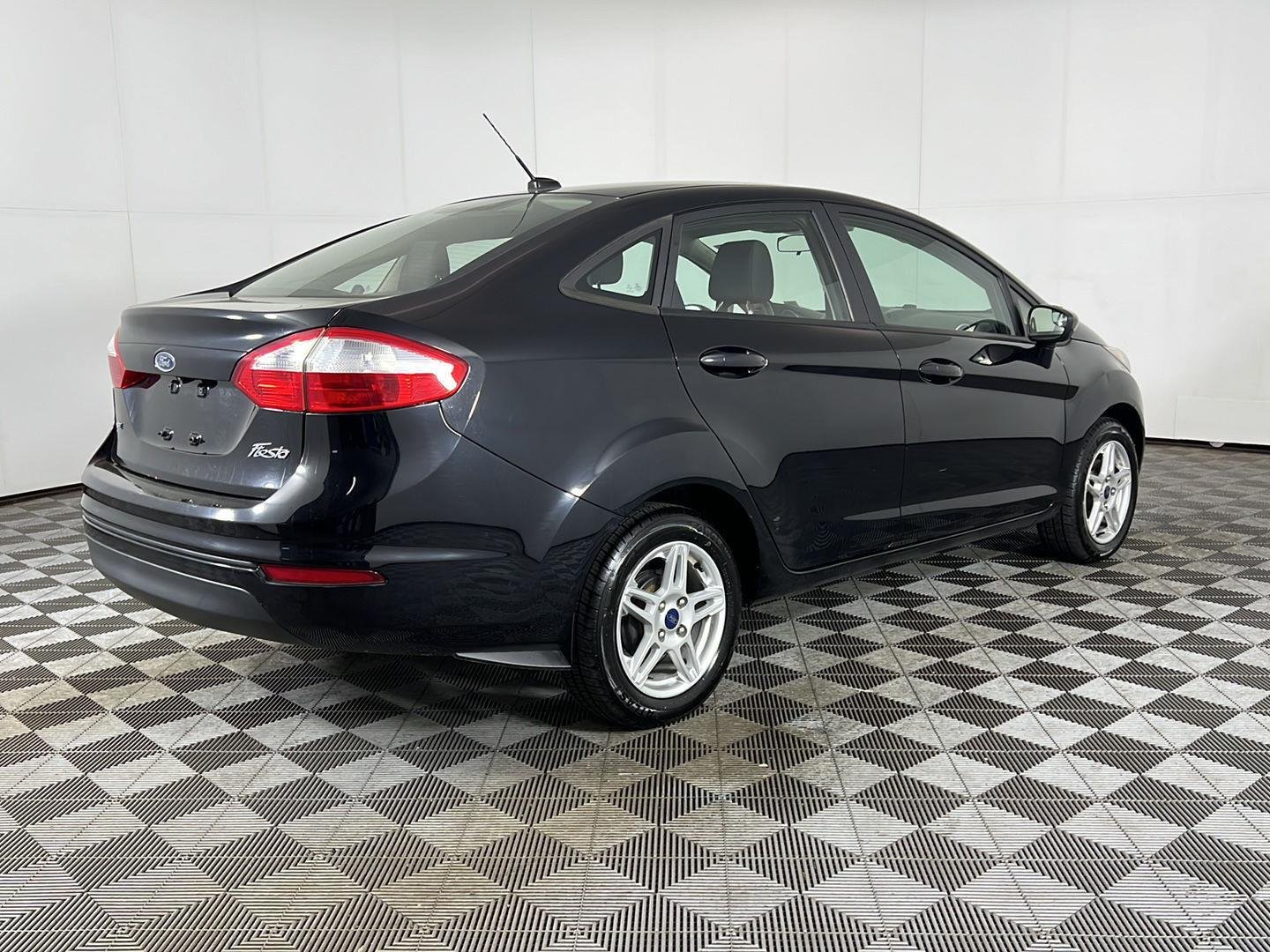 Used 2019 Shadow Black Ford SE image 3