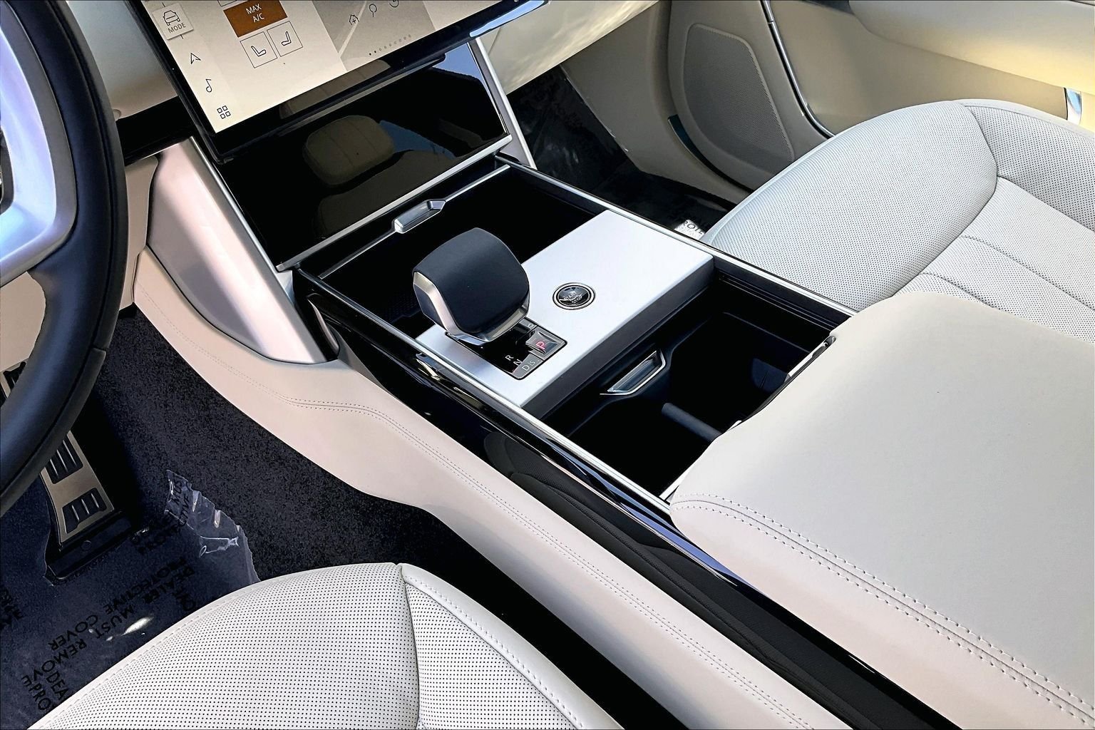 New 2026 Santorini Black LAND ROVER SE LWB 7-Seats / V8 image 8
