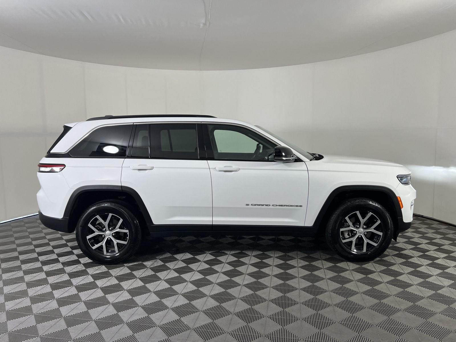 Used 2025 Wh Jeep  image 25