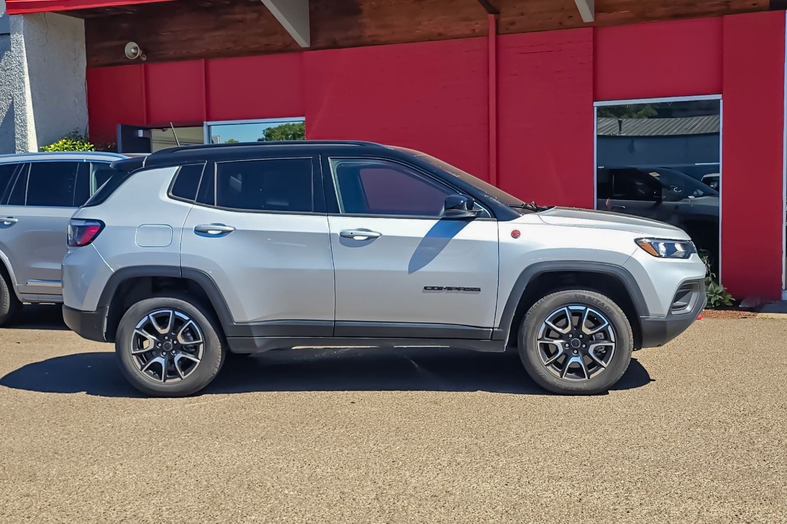 Used 2025 Silver Jeep Trailhawk image 3