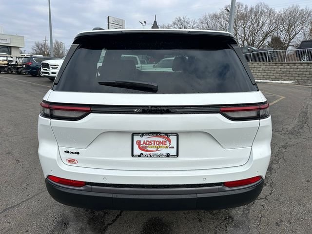 New 2026 Bright White Clear-Coat Exterior Paint Jeep Laredo Altitude image 6