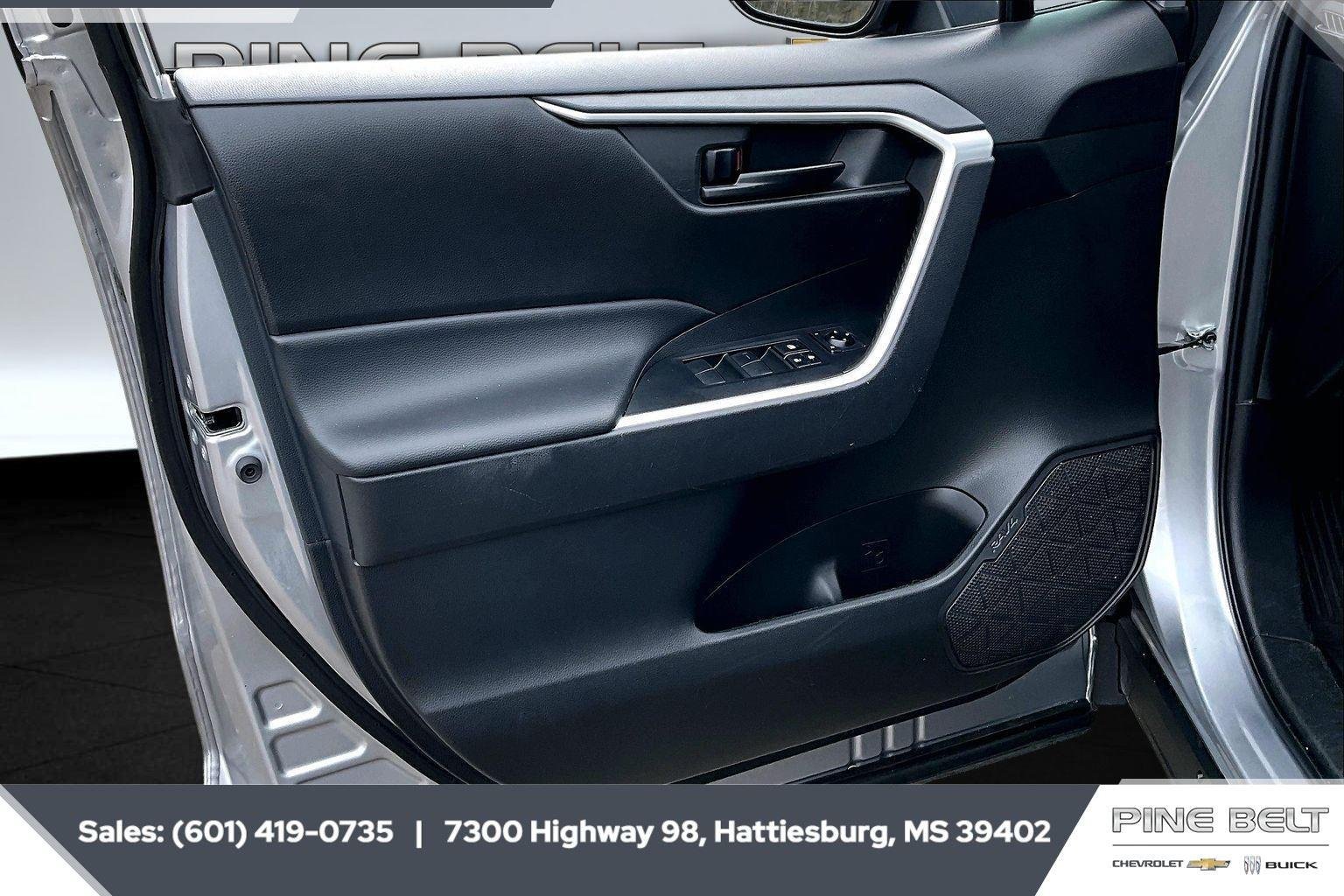 2022 Toyota RAV4 LE - Photo 17