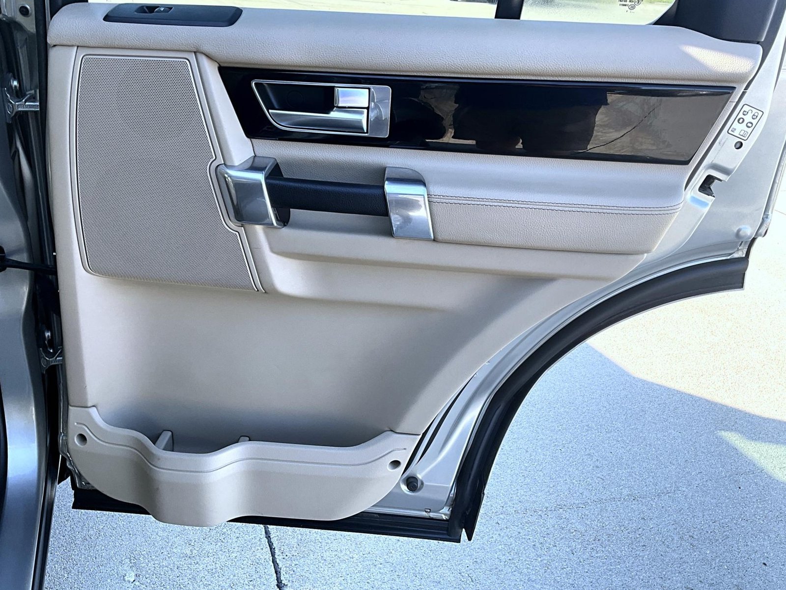 Used 2011 Beige Land Rover V8 image 19
