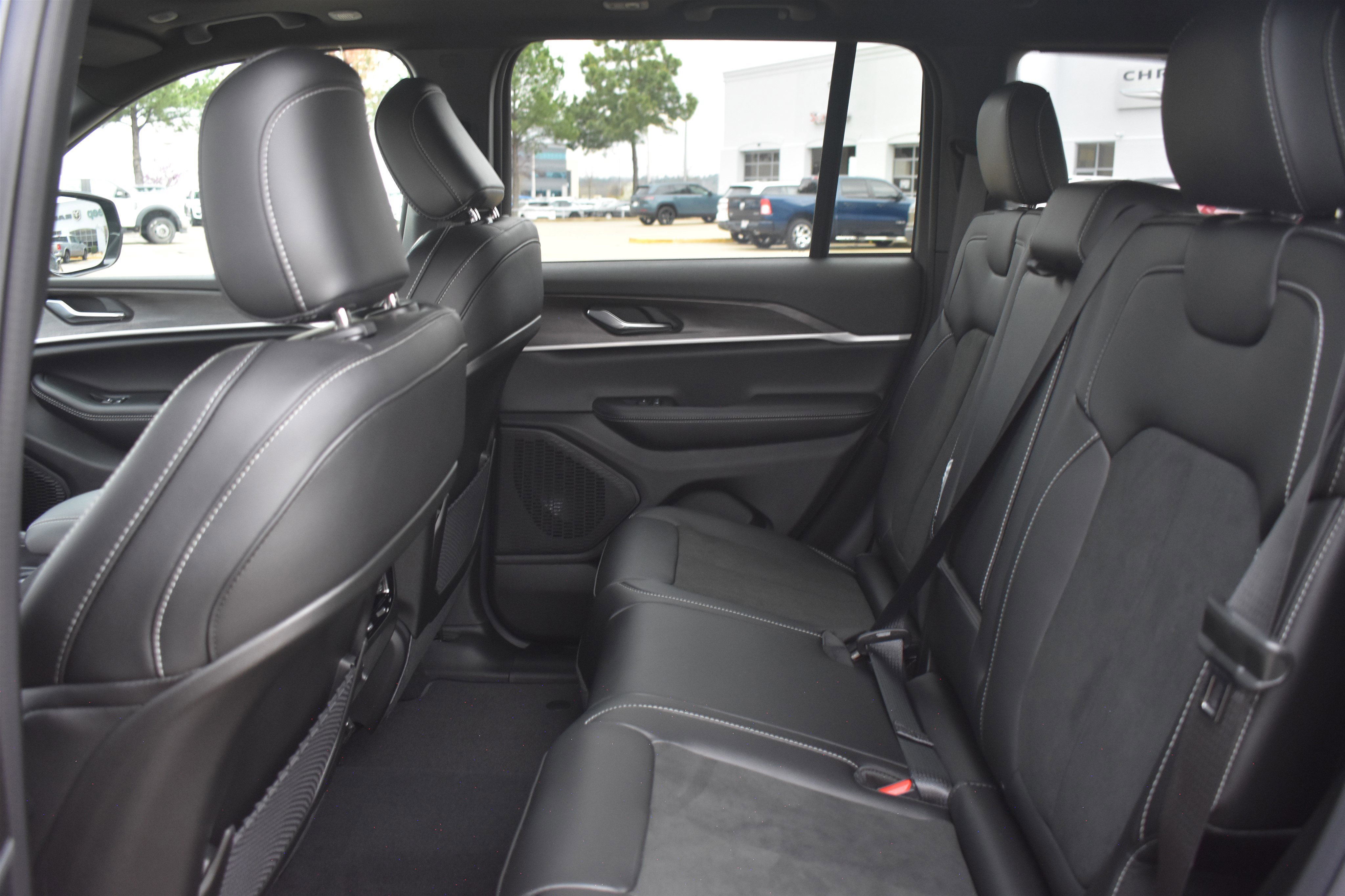 New 2026 Diamond Black Crystal Pearl-Coat Exterior Paint Jeep Laredo Altitude image 15
