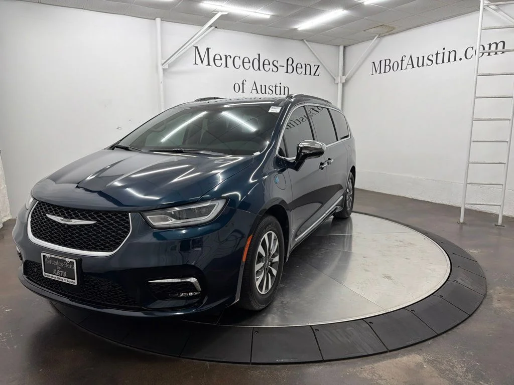 Used 2023 Blue Chrysler Limited image 3