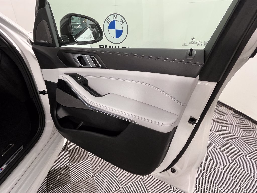 Used 2026 White BMW xDrive40i image 25
