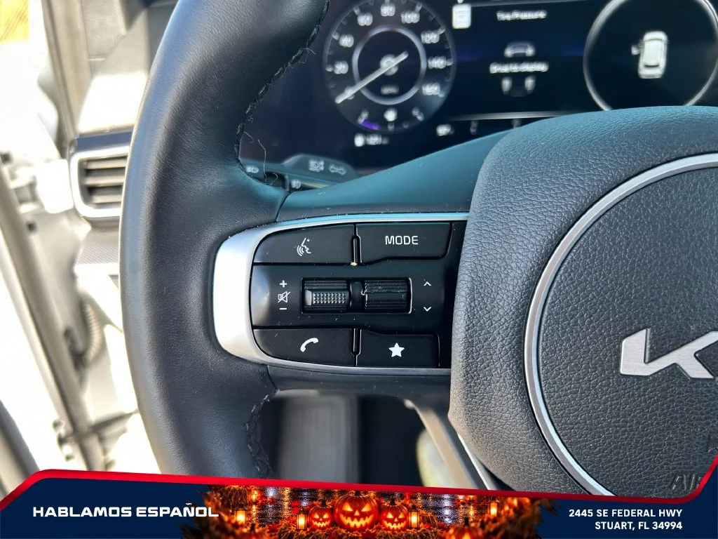 Used 2025 White Kia SX-Prestige image 17