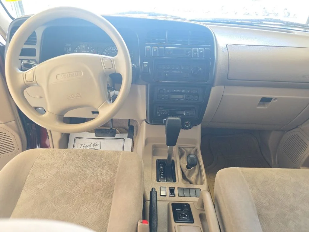 Used 2000 Red Isuzu S image 10