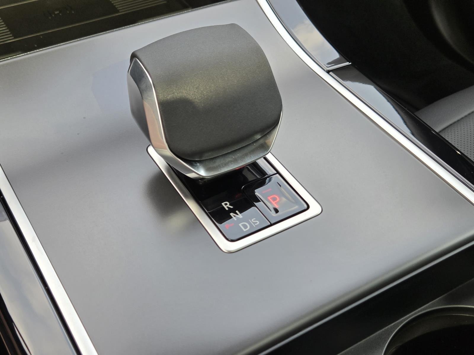 New 2026 Seoul Pearl Silver Land Rover Core S image 17