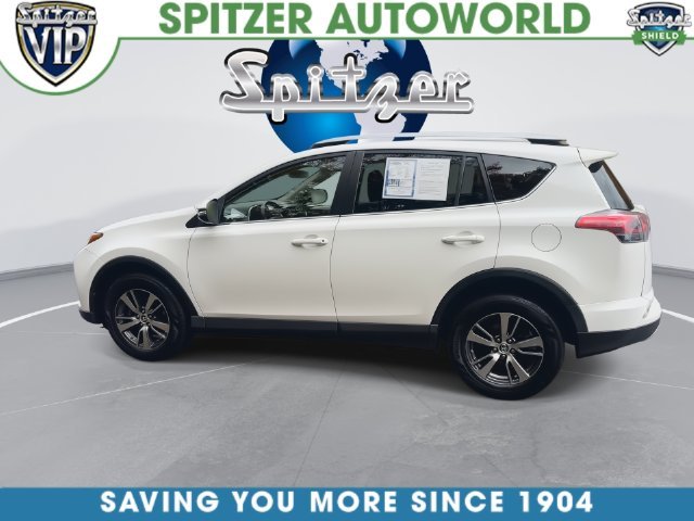Used 2018 White Toyota XLE image 10