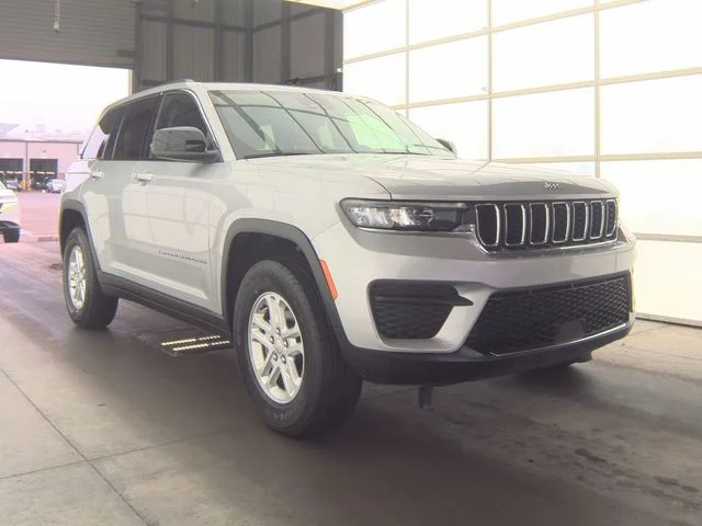 Used 2023 Silver Jeep Laredo image 6