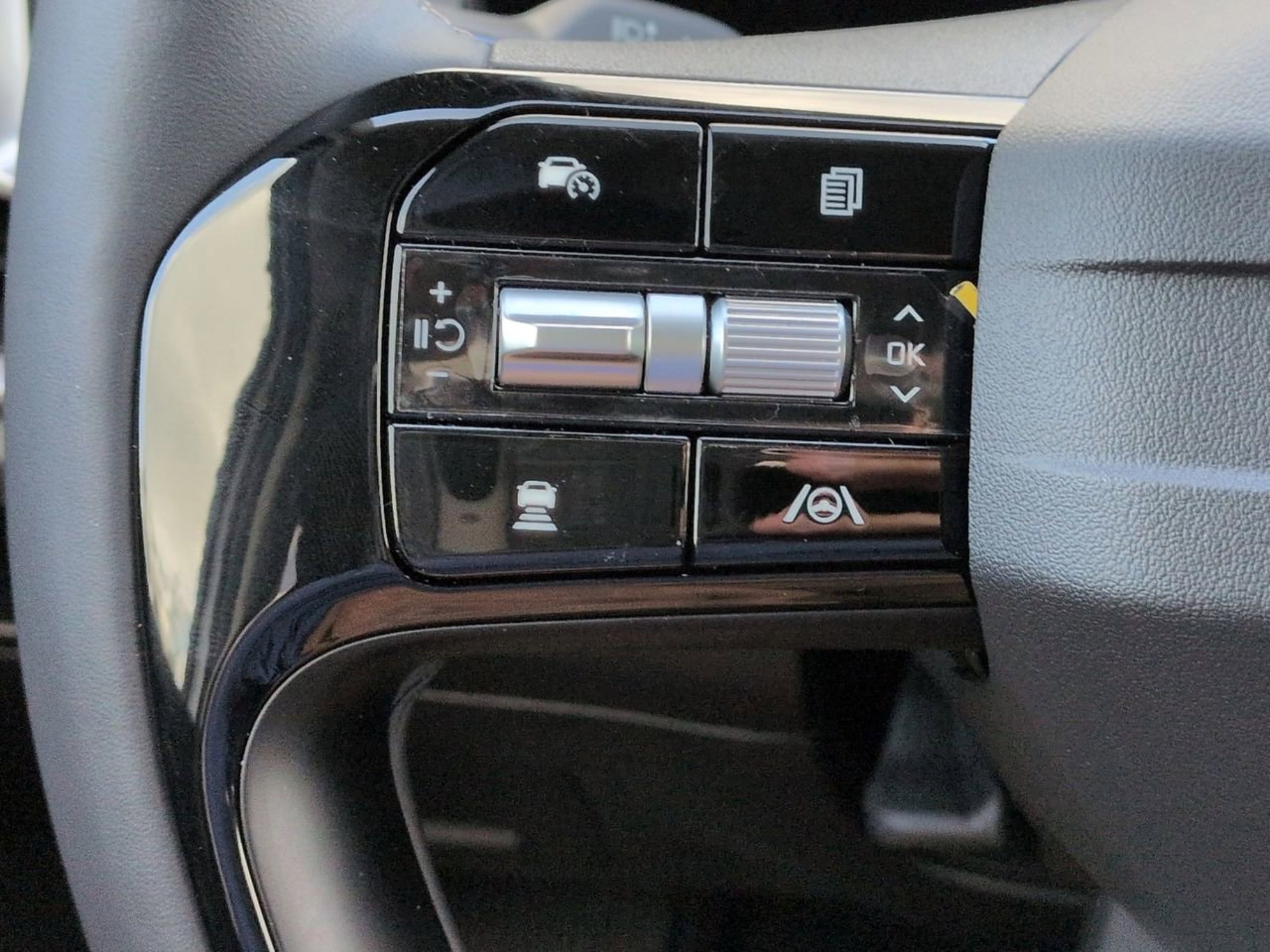 New 2026 Glacial White Kia X-Line EX image 32
