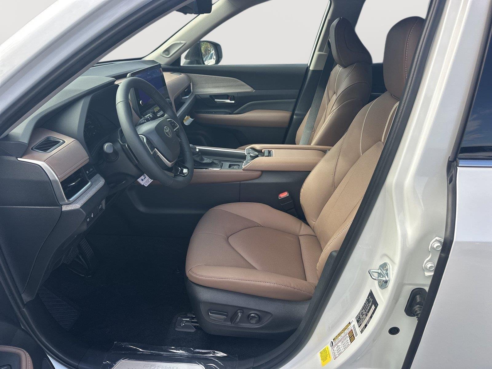 New 2026 Wind Chill Pearl <sup>1</sup> Toyota  Platinum image 8