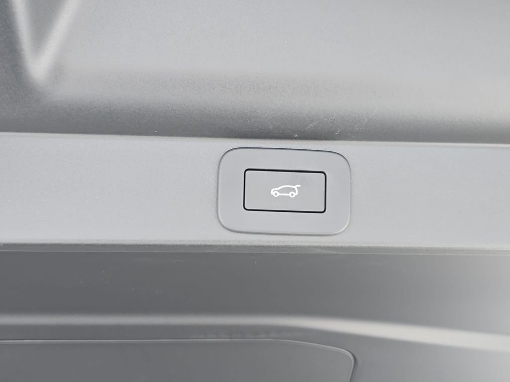 Certified Used 2025 Black Land Rover SE image 13