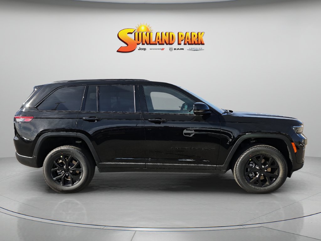 New 2025 Diamond Black Crystal Pearl-Coat Exterior Paint Jeep Laredo image 6