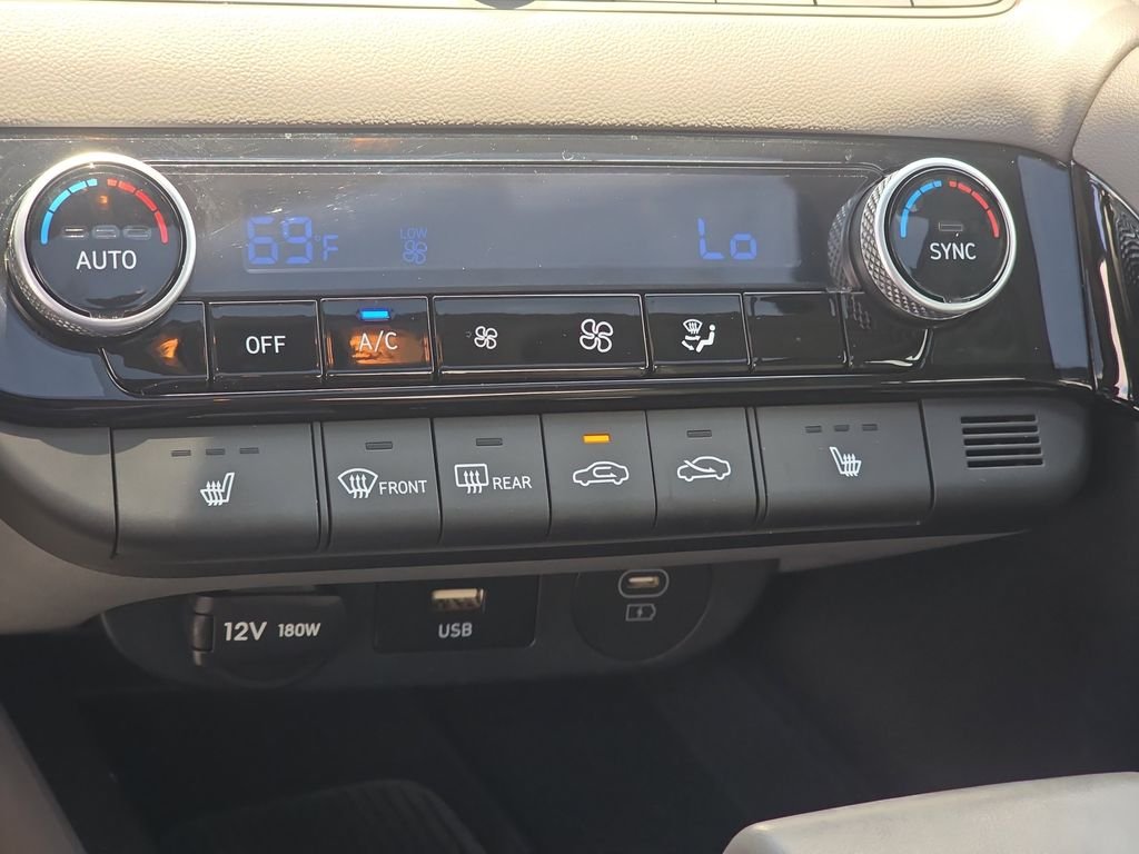 Used 2025 White Hyundai SEL Convenience image 23