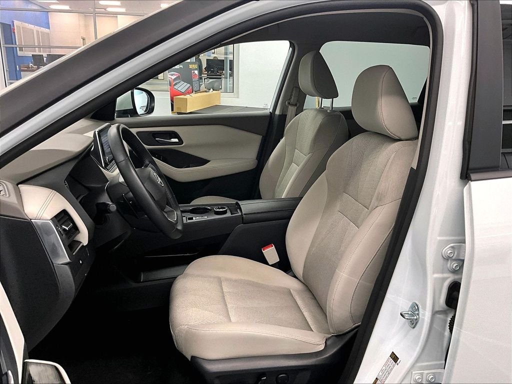 Used 2025 Everest White Pearl Nissan SV image 10