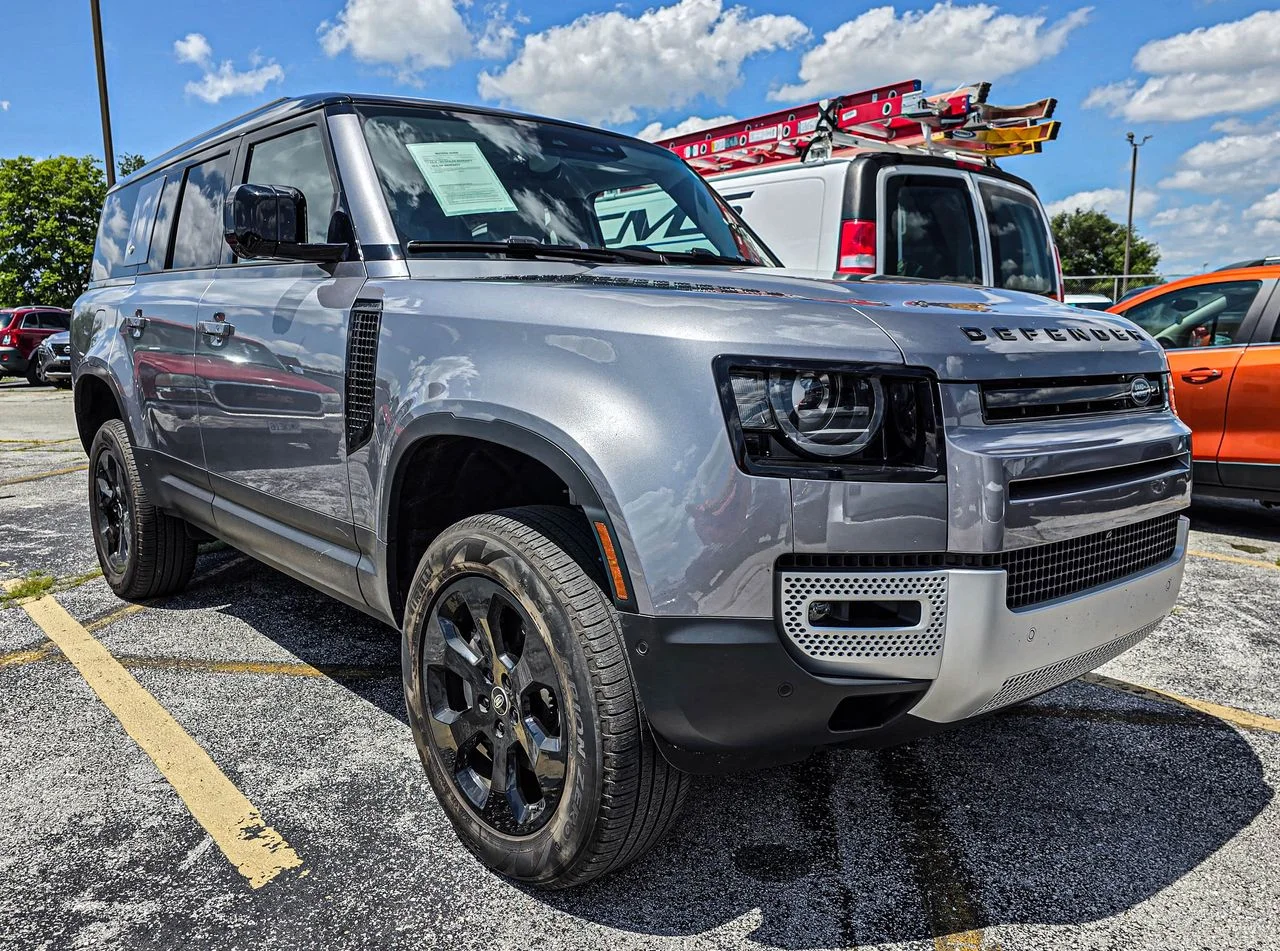 2023 Land Rover Defender S's photo
