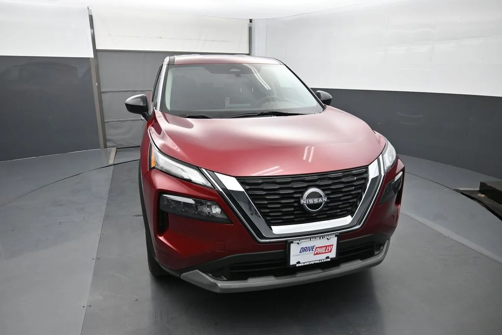 Used 2023 Red Nissan S image 1