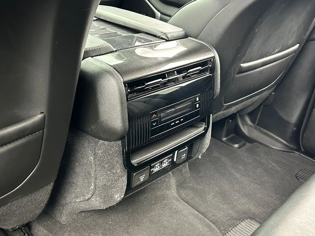 Used 2023 Diamond Black Crystal Pearlcoat Jeep Base image 35