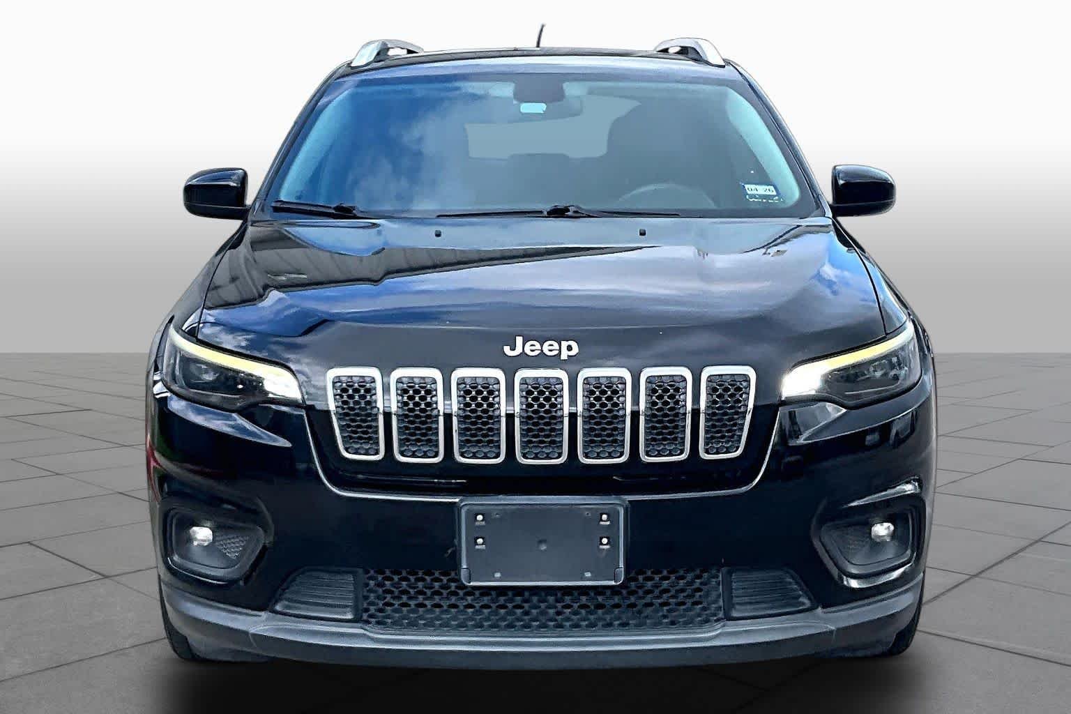Used 2019 Diamond Black Crystal Pearlcoat Jeep Latitude Plus image 4