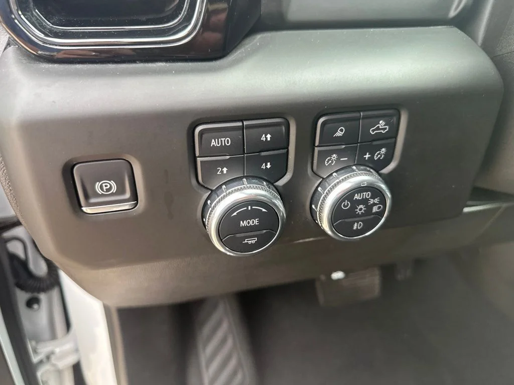 Used 2025 White GMC AT4 image 8