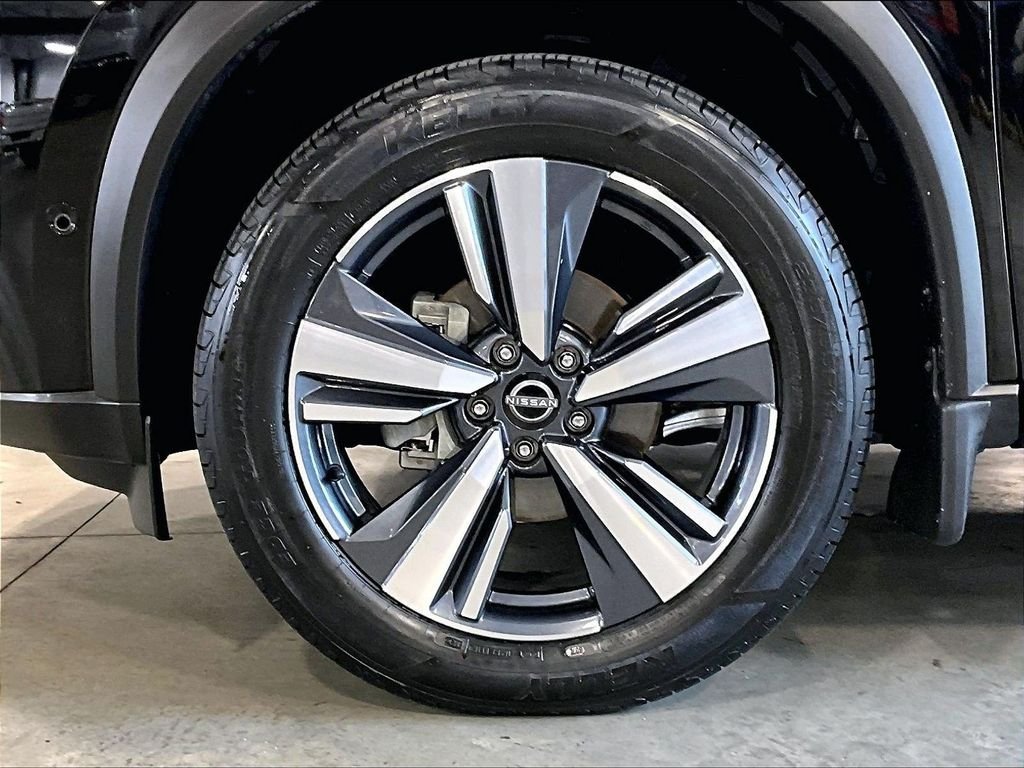 Used 2023 Black Nissan Platinum image 7
