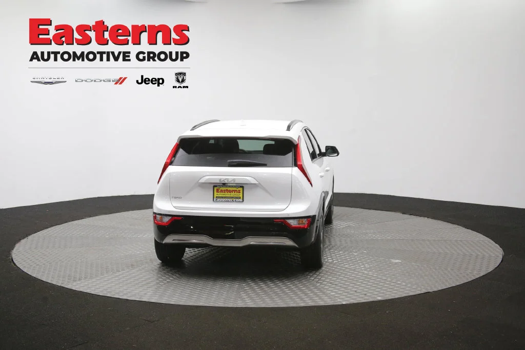Used 2023 White Kia Wind image 33