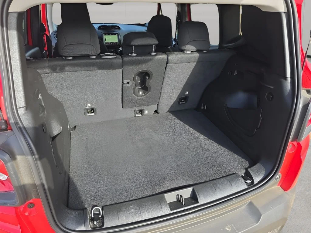 Used 2022  Jeep Latitude image 33