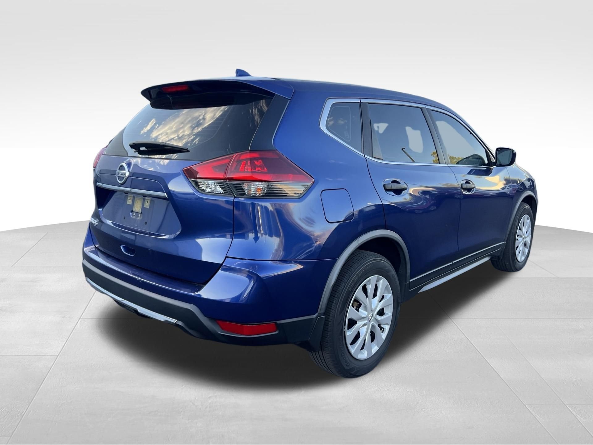 Used 2020 Blue Nissan S image 5