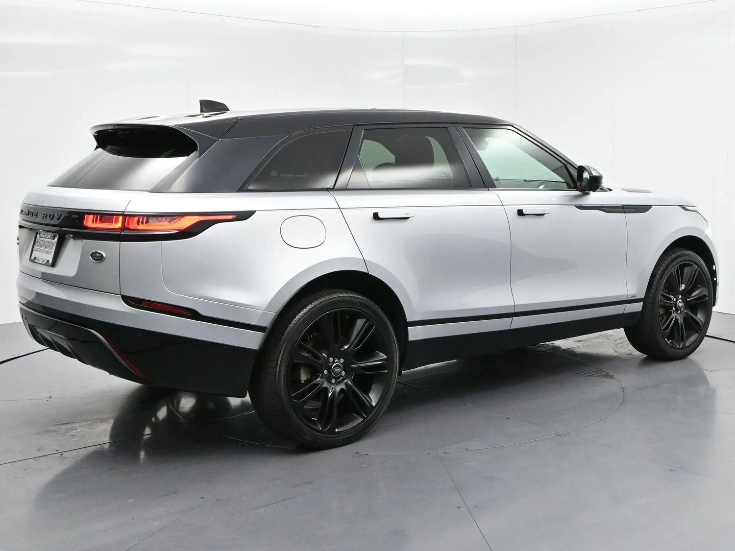 Used 2020 Silicon Silver Premium Metallic Land Rover R-Dynamic S image 7
