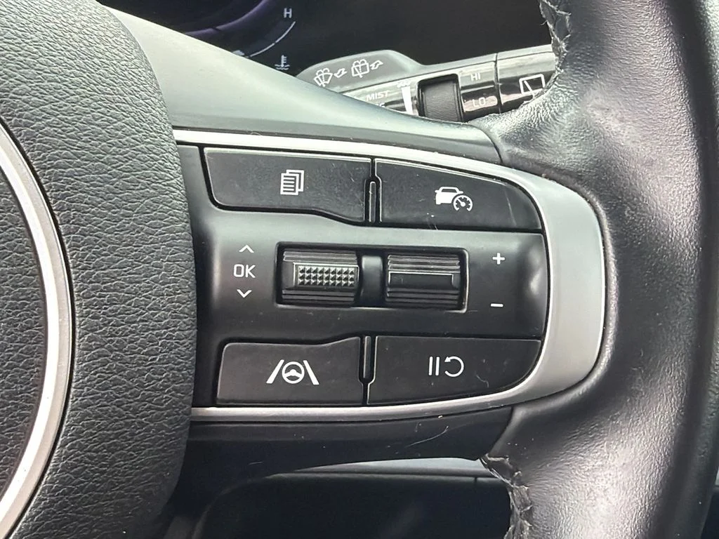 Used 2023 White Kia EX image 25
