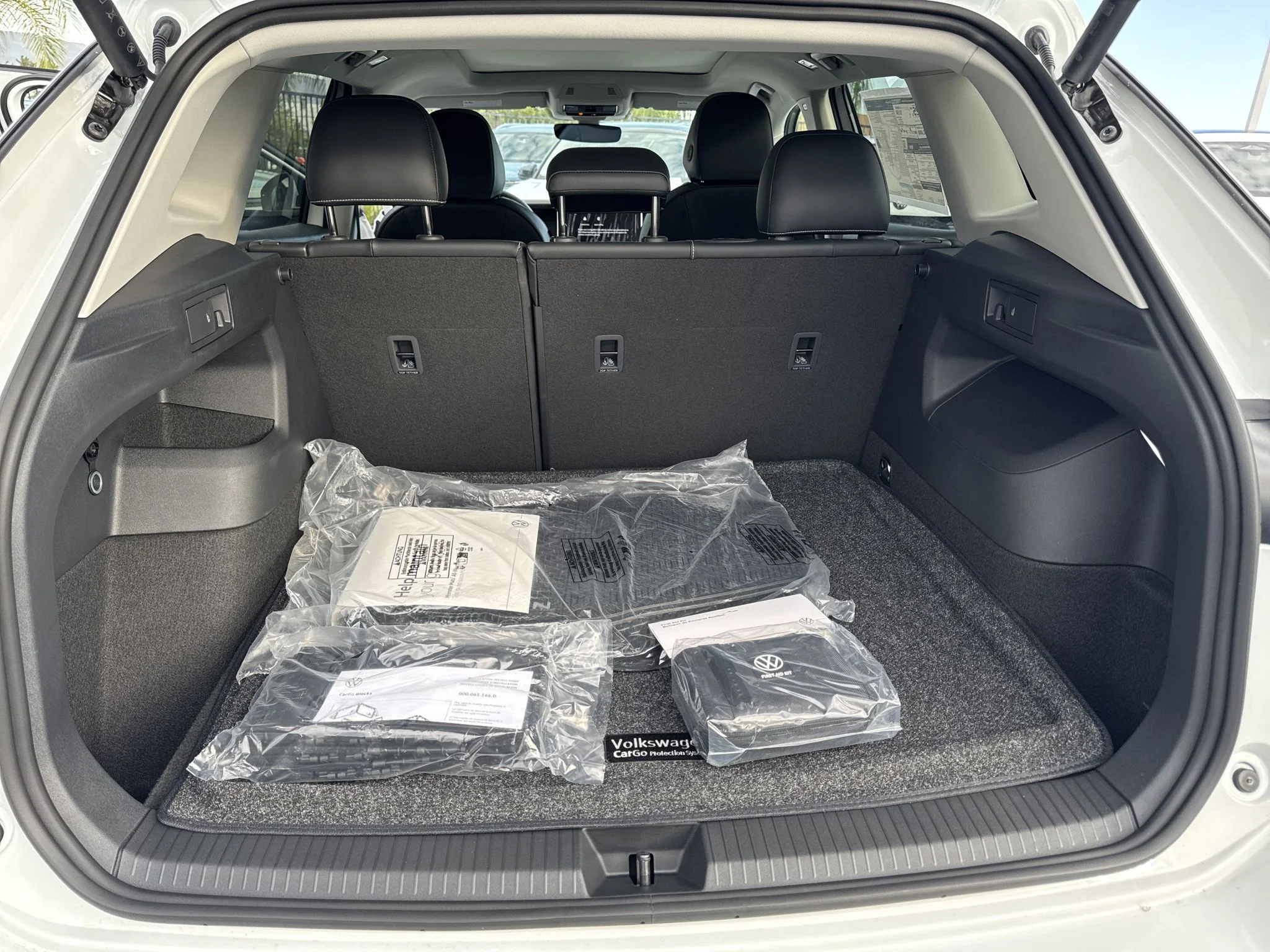 New 2026 Pure White Volkswagen SE image 32