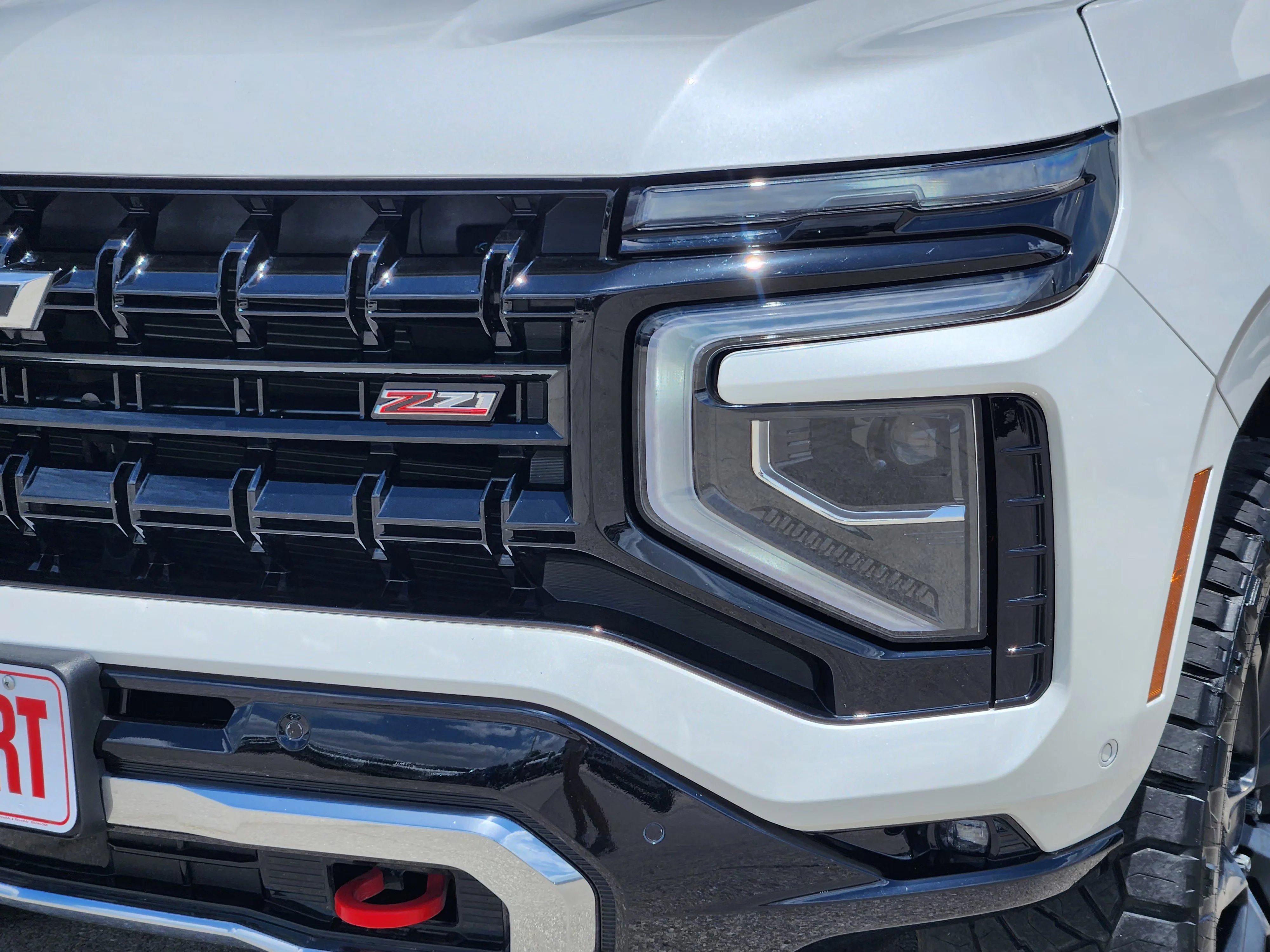 Used 2025 Iridescent Pearl Tricoat Chevrolet Z71 image 8