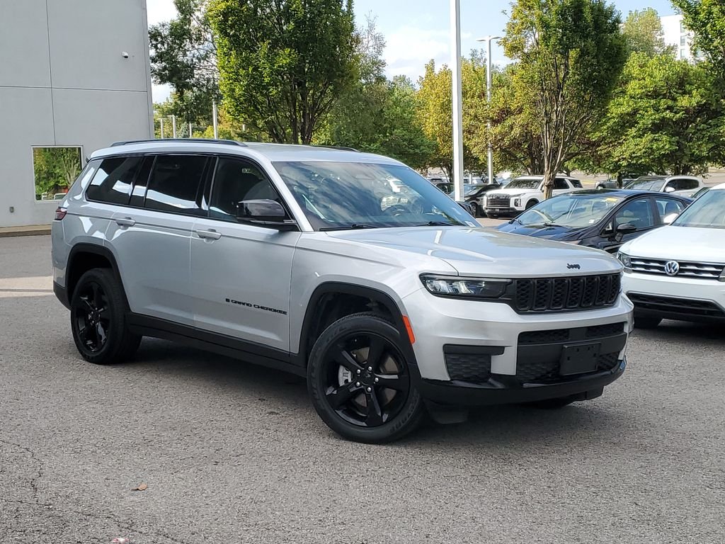 Used 2023 Silver Jeep Altitude image 37