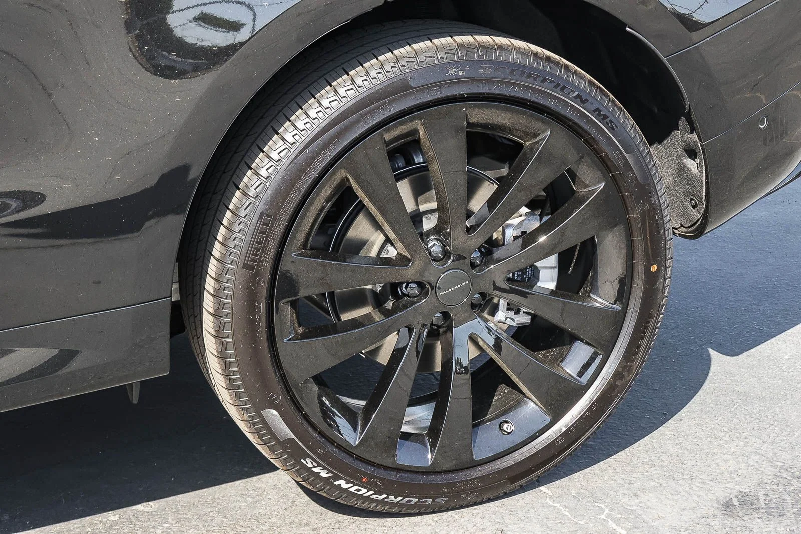 New 2026 Santorini Black Land Rover Dynamic SE image 10