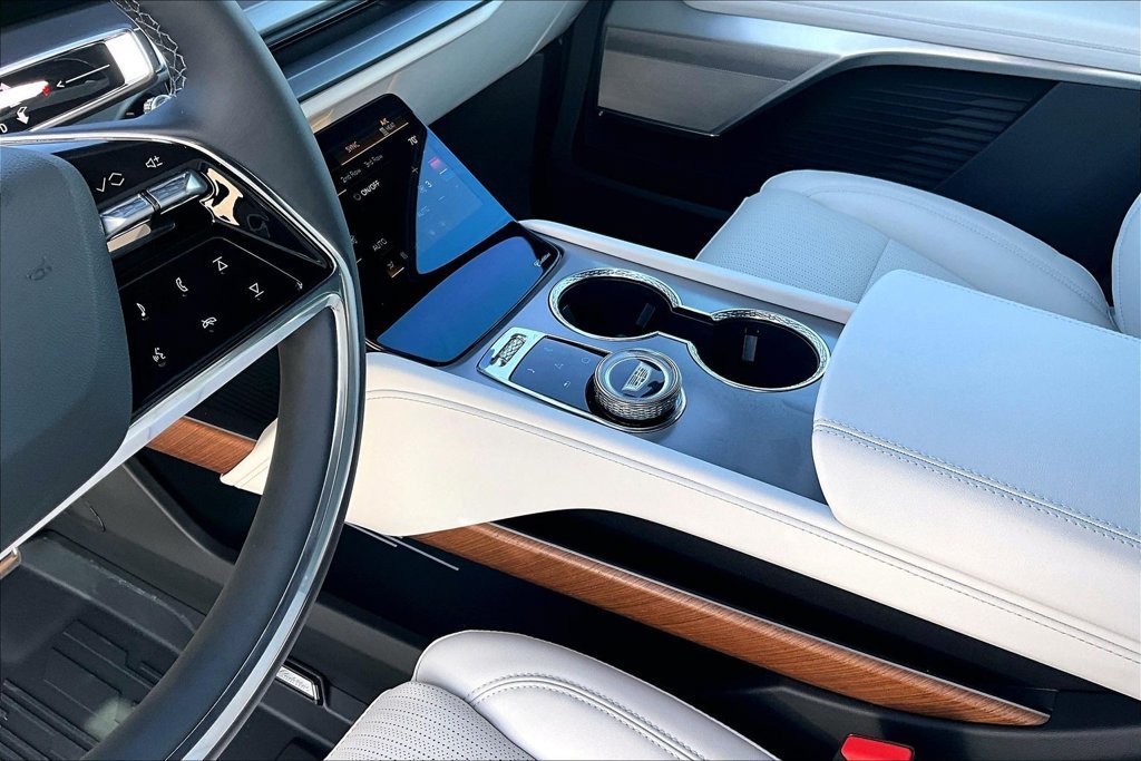 2027 Cadillac VISTIQ Luxury - Photo 8