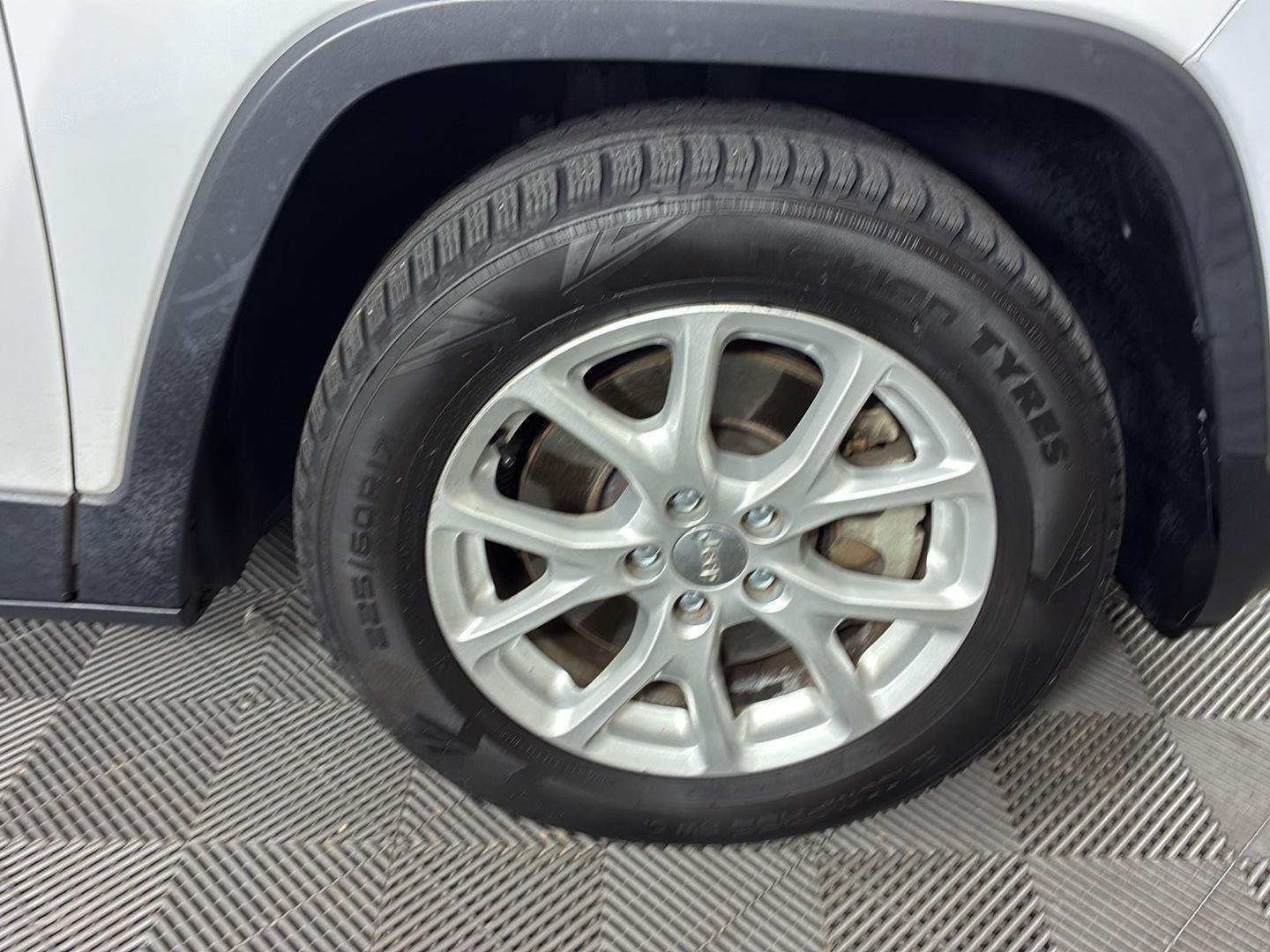 Used 2015 Bright White Clearcoat Jeep Latitude image 11