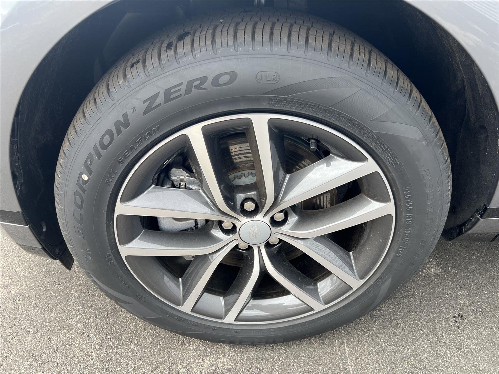 New 2026 Eiger Grey Land Rover Dynamic SE image 9